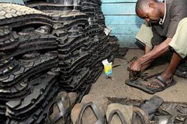 Artigiano africano ricicla...