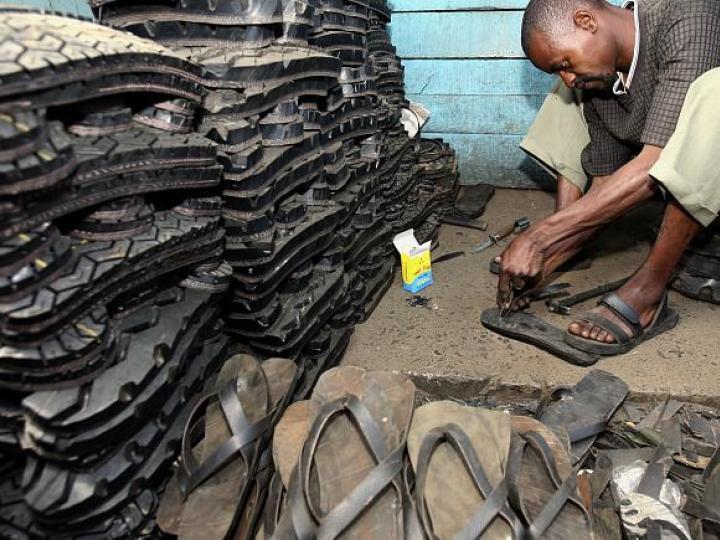 Artigiano africano ricicla pneumatici trasformandoli scarpe