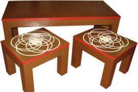 Tavolino e sgabelli con decori in pelle profumata 1