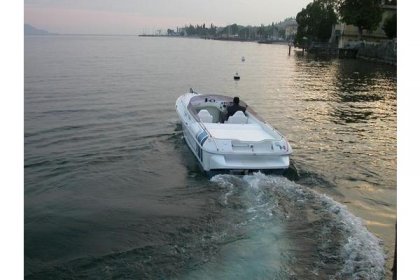 Permuto barca motore con camper o roulotte