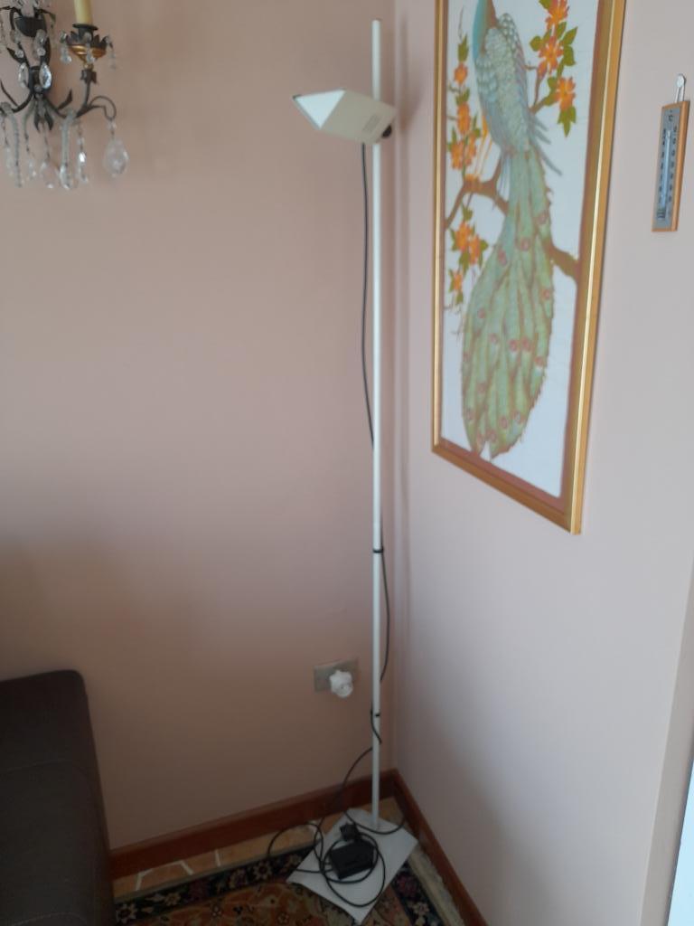 Height adjustable floor lamp with fading light.